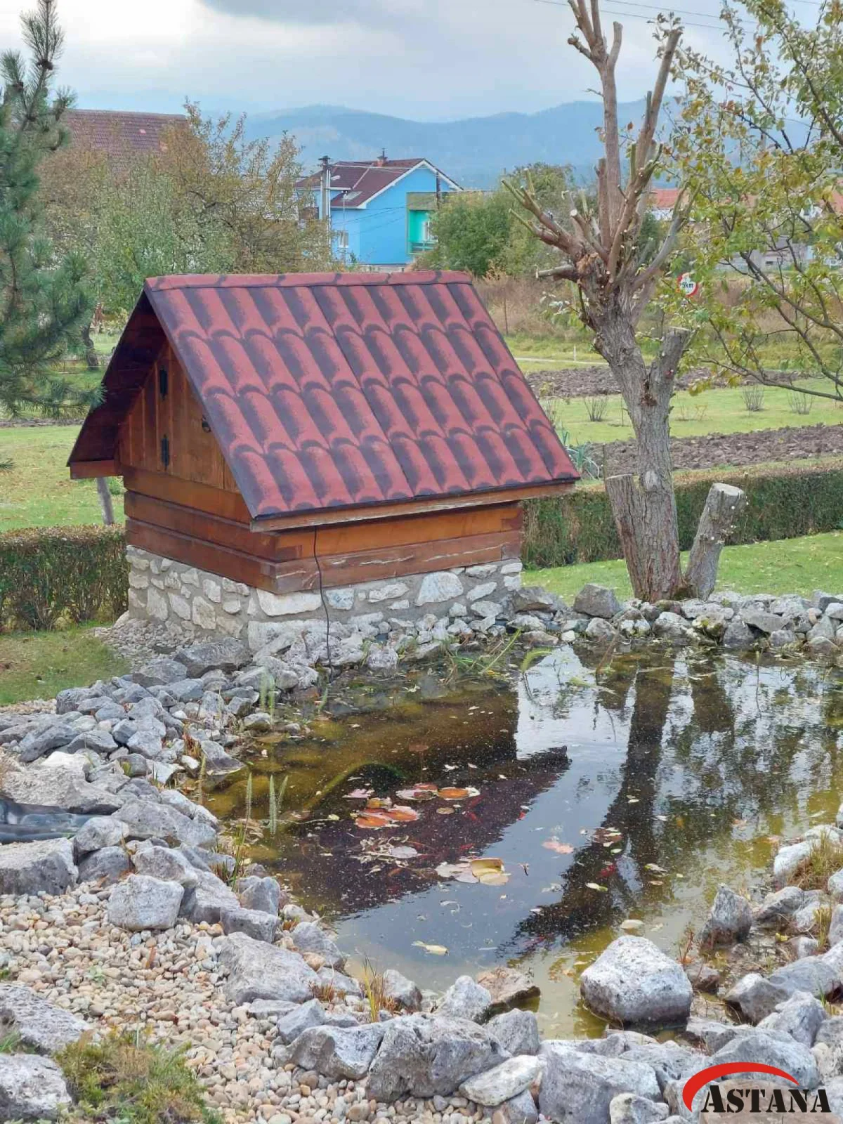Záhradná studňa so strešnou krytinou