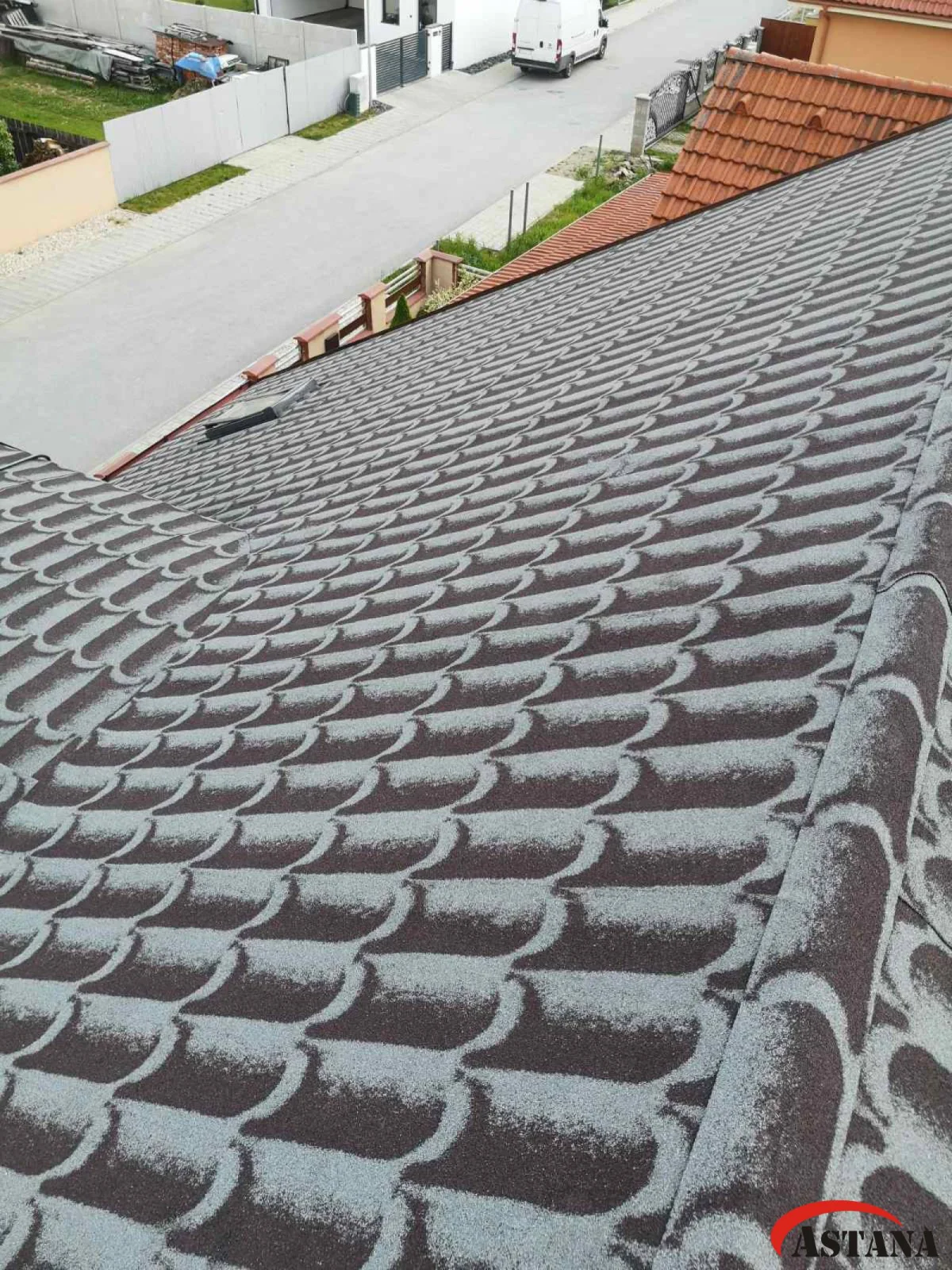 Detail strešnej plochy so vzorom škridiel